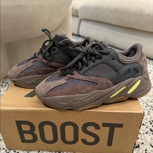 Yeezy Boost 700 mauve Sz 6 boys